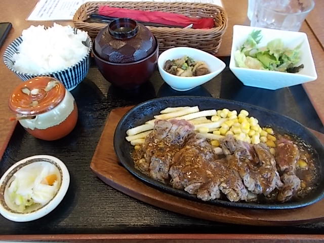 熟成赤身牛ステーキ 200g定食(焦がしニンニクソース)