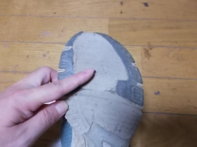 靴裏が親指大ほどの穴が開いてる