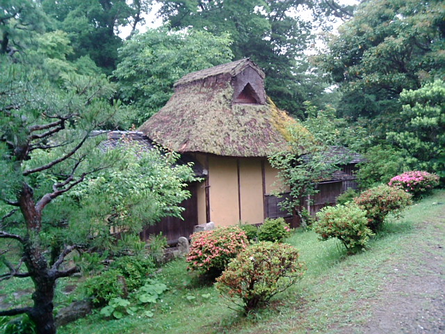 藁葺き屋根の家