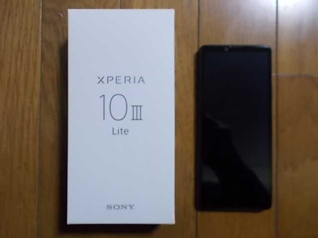 Xperia 10 III Liteの箱と本体