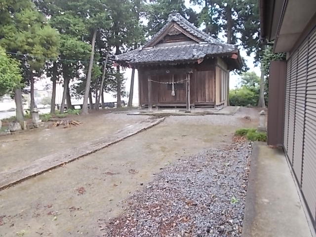 神社と集会所の戸を閉めた