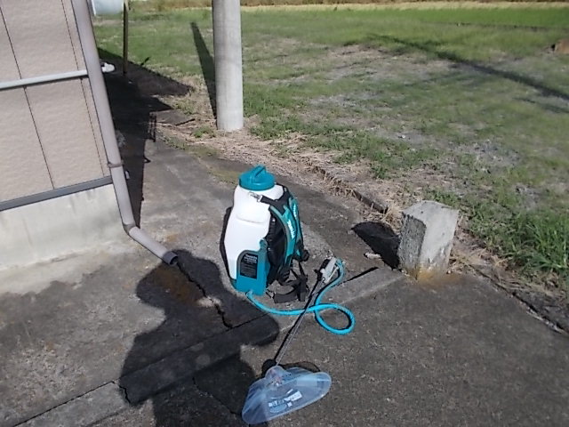 噴霧器に除草剤が残ってる